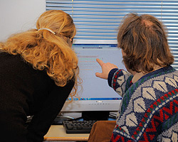 Teilnehmer vor Bildschirm im LernCafe Osdorfer Born